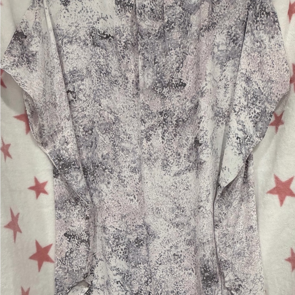 Violet & Claire 1X Women's Lavender and Gray Printed V-Neck Blouse - Picture 2 of 4